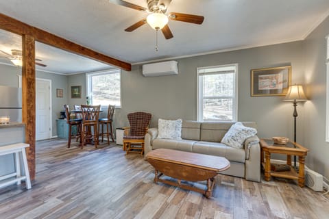 Lovely Smoky Mountain Cottage w/ Deck + Views! Cottage in Nantahala