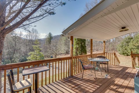 Lovely Smoky Mountain Cottage w/ Deck + Views! Cottage in Nantahala