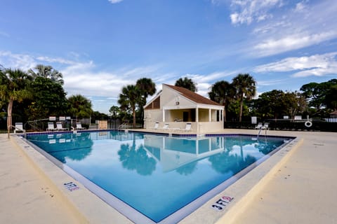 5 Mi to Beach: Jupiter Townhome w/ Pool Access Apartment in Jupiter