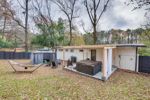 Modern Atlanta Retreat: Private Hot Tub & Yard! House in Panthersville