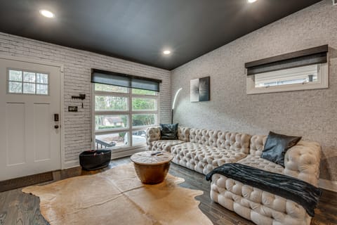 Modern Atlanta Retreat: Private Hot Tub & Yard! House in Panthersville