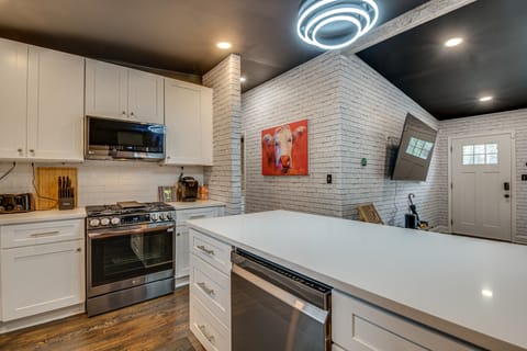 Modern Atlanta Retreat: Private Hot Tub & Yard! House in Panthersville