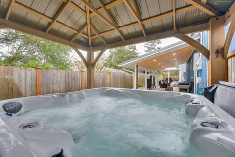 Westport Home w/ Hot Tub: 2 Blocks to Beach! House in Westport