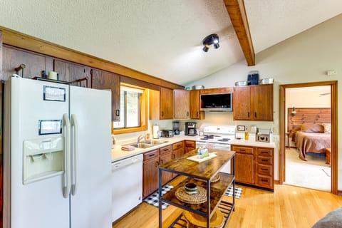 Maggie Valley Mountain Escape w/ Fireplace & Deck! House in Maggie Valley