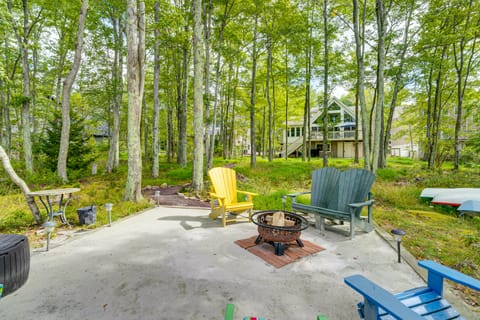 Lakefront Poconos Family Home w/ Pool Access House in Coolbaugh Township