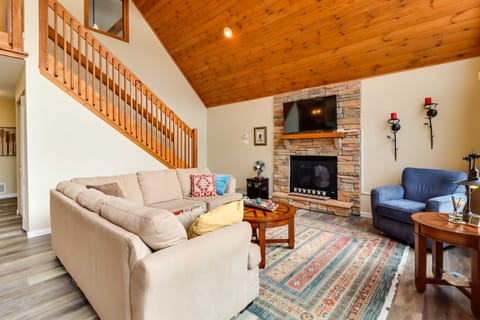 Lakefront Poconos Family Home w/ Pool Access House in Coolbaugh Township