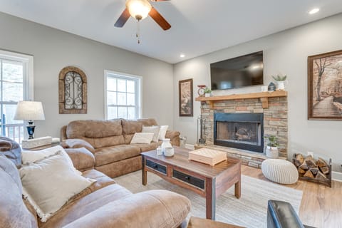 Hammocks & Forest Views: Creekside Murphy Retreat House in Tennessee