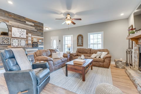 Hammocks & Forest Views: Creekside Murphy Retreat House in Tennessee