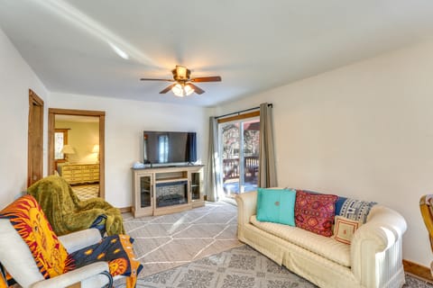 7 Mi to Downtown Denver: Lakewood Gem w/ Deck! House in Lakewood