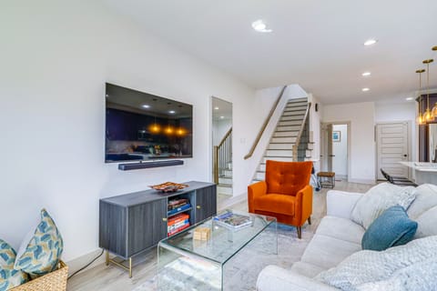 Modern Houston Retreat w/ Patio, 11 Mi to Dtwn House in Houston