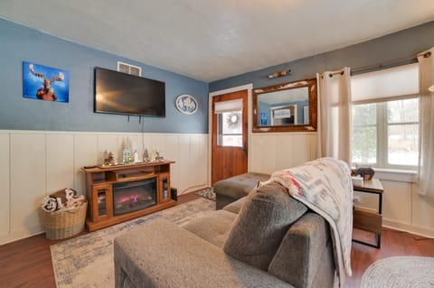 Family-Friendly Cabin: Walk to Lake Access! House in Houghton Lake