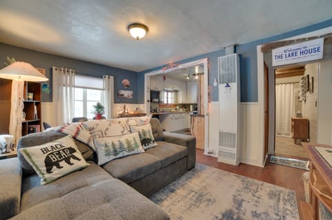 Family-Friendly Cabin: Walk to Lake Access! House in Houghton Lake