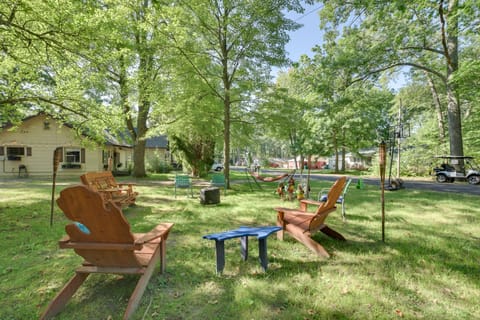 Family-Friendly Cabin: Walk to Lake Access! House in Houghton Lake