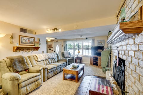 Lakefront & Dog-Friendly Gem in Gravois Mills House in Lake of the Ozarks