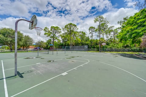 Cozy & Bright Naples Abode w/ Community Amenities! Apartment in Naples