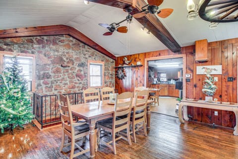 Medicine Park Getaway: Kayaks, Deck & Mtn Views! House in Medicine Park