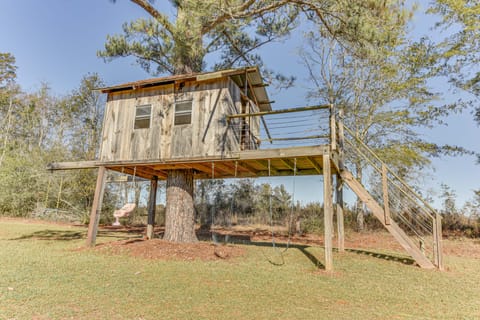 Pet-Friendly Opp Vacation Rental w/ Spacious Deck! House in Alabama