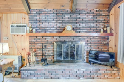 Charming Tamworth Cabin w/ Grill & Fireplace House in Madison