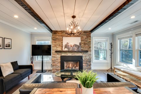 Luxe Highlands Haven w/ Fire Pit + Hot Tub! House in Tennessee