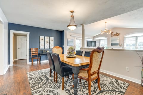 Paw Paw Fall Getaway: Wine Fest & Apples! House in Paw Paw