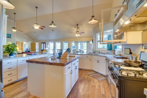 Dock, Views & Grill: Spacious Grand Lake Lodge House in Lake O The Cherokees