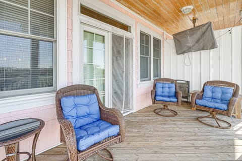 Breezy Kure Beach Home - Walk to Pier & Ocean! House in Kure Beach