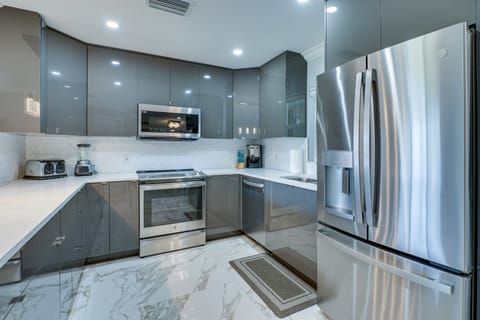 Serene Pine Island Getaway w/ Lanai & Game Room! House in St James City