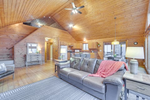 Cozy Wisconsin Cabin w/ Deck, Kayaks & Lake Views! House in Bass Lake