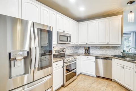 Palm Coast Townhome w/ Pool Access ~ 4 Mi to Beach Apartment in Palm Coast