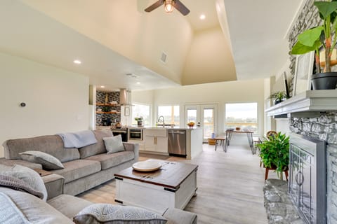 Serene Burnet Getaway w/ Buchanan Lake Views! House in Rio Grande