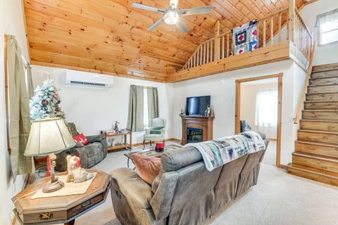 Charming + Cozy Cabin Near Lake Champlain! House in Lake Champlain