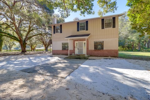 Lake Days & Golf Outings: Summerfield Group Escape House in Florida