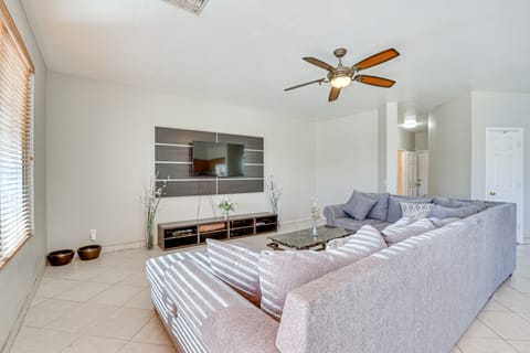 Private Pool & Game Room: Spacious Phoenix Retreat House in Laveen Village