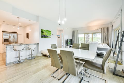 Beachfront Vacation Rental w/ Hot Tub, Pool, Sauna Apartment in Miramar Beach