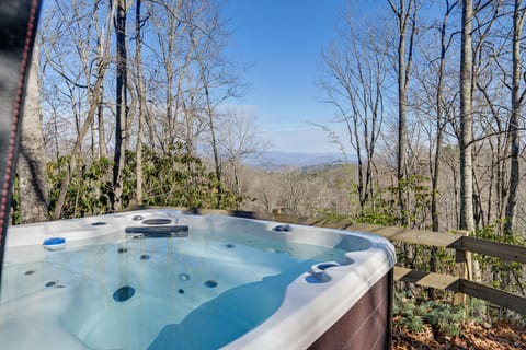 Bryson City Cabin: Deck & Mountain-View Hot Tub House in Tennessee