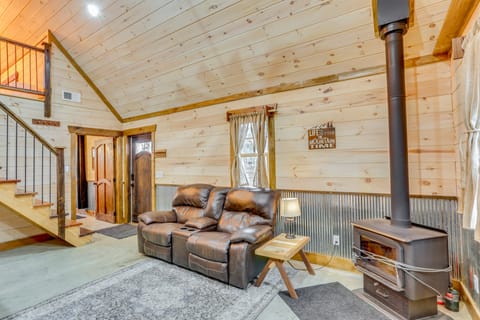 Peaceful Hiker's Hideaway w/ Deck on 1 Acre! House in Alabama