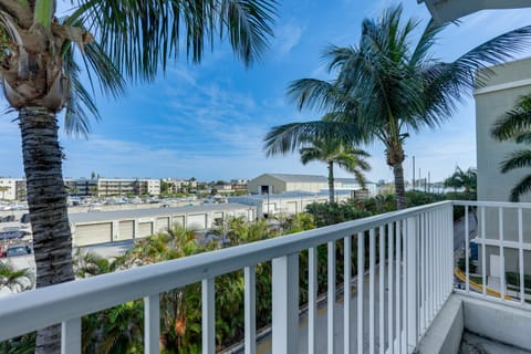 Lantana Condo w/ Balcony: 11 Mi to Palm Beach! Apartment in Lantana