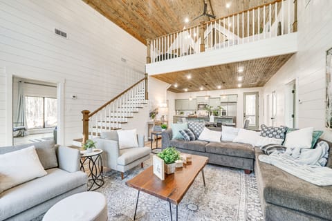 Broken Bow Cabin w/ Hot Tub & Covered Deck! House in Oklahoma