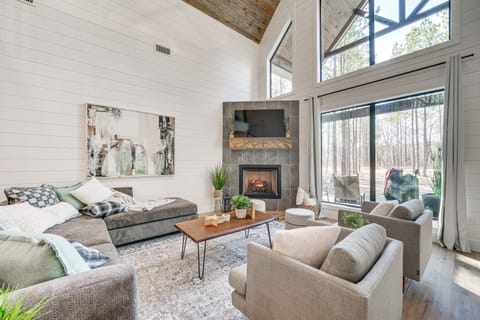 Broken Bow Cabin w/ Hot Tub & Covered Deck! House in Oklahoma