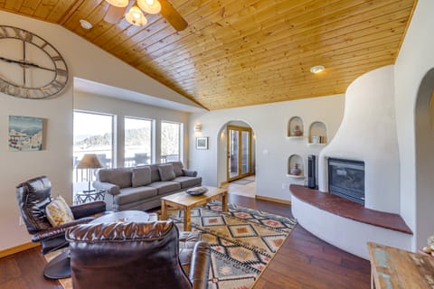 Angel Fire Townhome w/ Hot Tub: 2 Mi to Ski Resort Apartment in Angel Fire