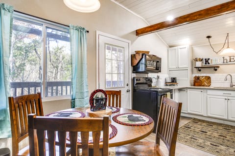 Cozy Cottage w/ Pool Btwn Knoxville & Pigeon Forge Cottage in Sevier County