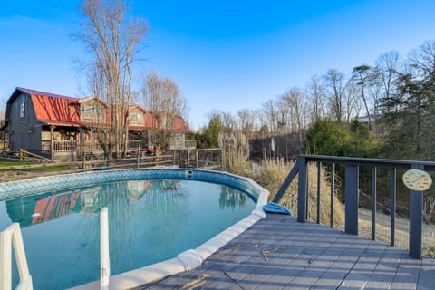 Cozy Cottage w/ Pool Btwn Knoxville & Pigeon Forge Cottage in Sevier County