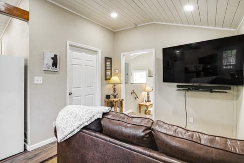 Cozy Cottage w/ Pool Btwn Knoxville & Pigeon Forge Cottage in Sevier County