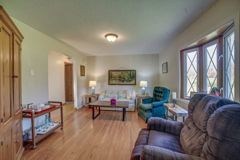 Quaint Youngstown Home ~ 2 Mi to Boardman Park! House in Boardman