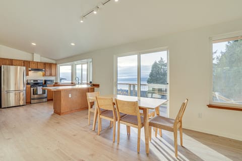 Port Townsend Escape w/ Deck, Bay & Mountain Views House in Puget Sound