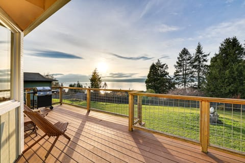 Port Townsend Escape w/ Deck, Bay & Mountain Views House in Puget Sound