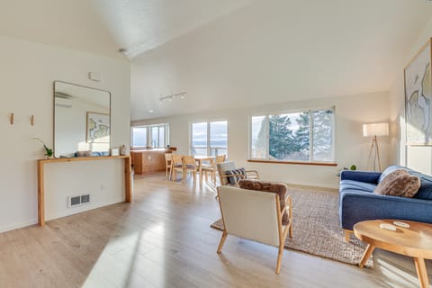 Port Townsend Escape w/ Deck, Bay & Mountain Views House in Puget Sound