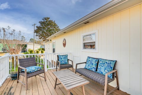 1 Mi to Surfside Beach: Coastal Cottage House in Oceanside Village