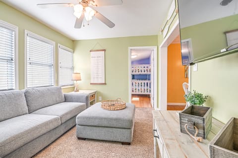 1 Mi to Surfside Beach: Coastal Cottage House in Oceanside Village