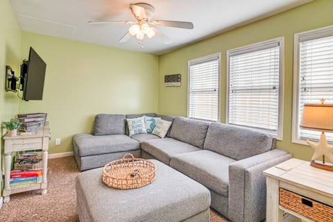 1 Mi to Surfside Beach: Coastal Cottage House in Oceanside Village